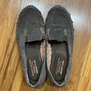 Skechers 8.5 women’s suede slip on/ flats shoes, memory foam insole. Like NEW